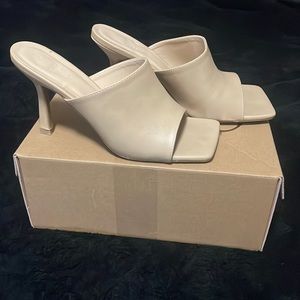 NEARLY NEW squared open toe heel